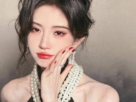 一天3大瓜！带着女儿偷腥、偷税漏税、滞留迪拜件件荒唐可笑